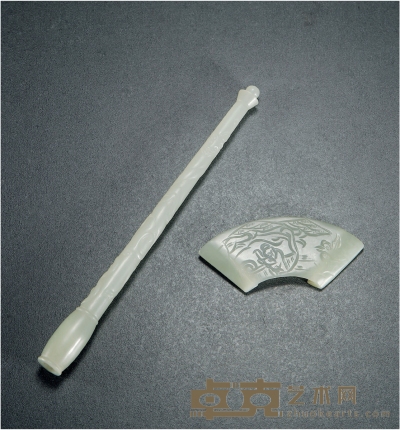 白玉雕龙纹笔杆及扇形人物笔架一组两件 1.长：17.5cm
2.长：8cm
数量：2
