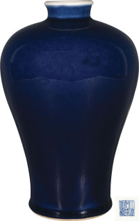 清·乾隆霁蓝釉梅瓶