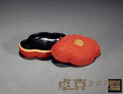 清·大清乾隆年制款仿剔红海棠形瓷香盒 高：4.2cm 长：10.5cm 宽：7.6cm 