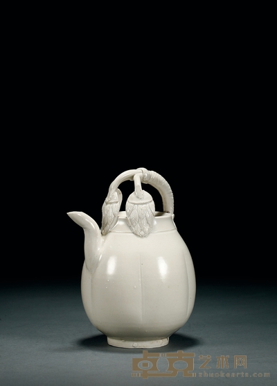 宋·定窑三叶提梁壶 高:15.5cm