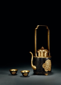 清·造办处作铜鎏金錾刻花鸟人物纹提梁壶及杯一组三件