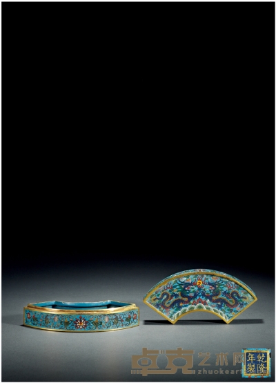 清·乾隆年制款掐丝珐琅双龙戏珠盖盒 高：6.5cm 长：20cm 宽：9.5cm