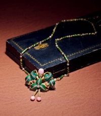 维多利亚时期（1837-1901）珐琅装饰钻石海螺珠项链
