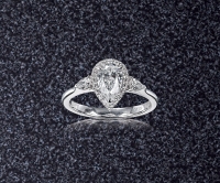 1克拉梨形钻石戒指