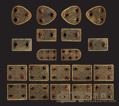 明 金纍丝镶宝石带板 （一组二十件） 长4.3cm—7.8cm；宽2.1cm—4.3cm；总重约1070g
