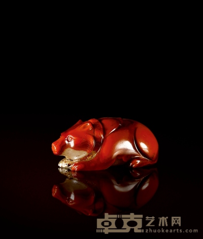 东汉·红缟玛瑙卧熊 长5.3cm