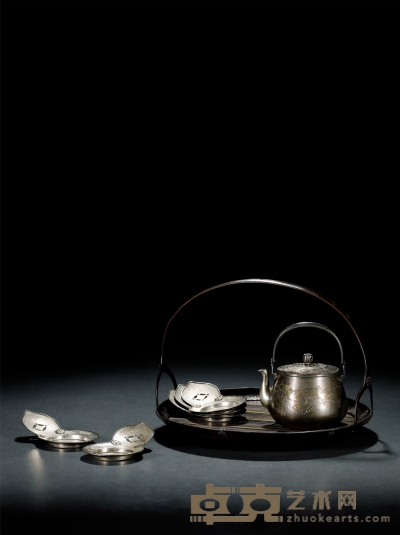 明治时期 毛织云龙雕纯银茶器三件式套组 壶13.5×11.5cm；茶盘20×28.6cm；茶托1.8×7.5×11.8cm×5