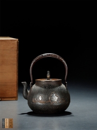 明治时期 金寿堂造平丸形铁壶