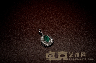 铂金镶嵌钻石水滴形祖母绿吊坠 1.6×1.7cm；重量12.8g