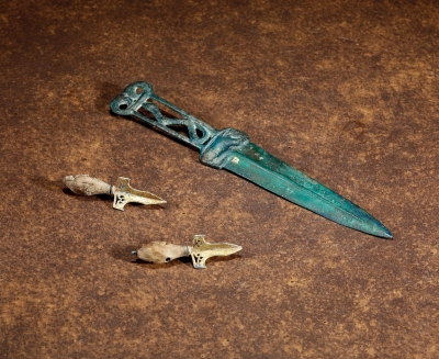 汉 青铜动物纹短剑、辽青铜鎏金礼仪镞一对