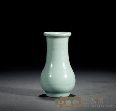 南宋 龙泉窑粉青釉箸瓶 高15.8cm；直径8cm