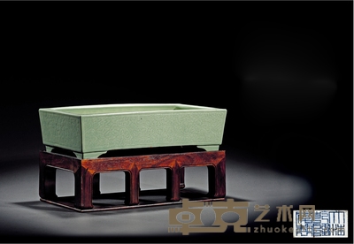 清·青釉模印花卉纹四方花盆 长50cm;宽28cm;高10cm