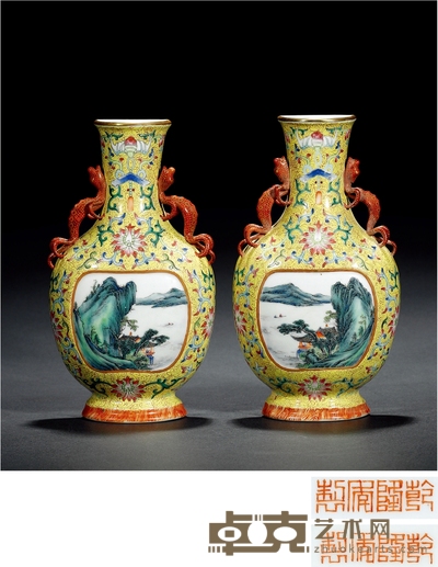 清·黄地粉彩开光山水图壁瓶 (一对) 高21cm