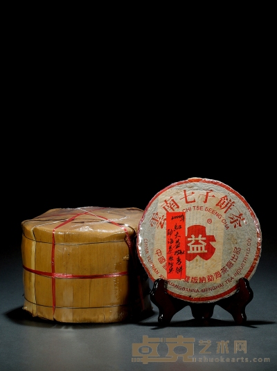 二〇〇〇年·勐海茶厂红大益青饼（生茶） 规格：八片，366g（单片净重）；2587g（整筒毛重）