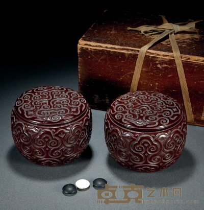 清·木漆仿剔红如意纹围棋罐一对 1.高：10.3cm 直径：12.4cm
2.高：10.3cm 直径：12.5cm