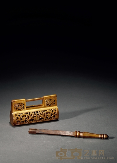 清·铜鎏金寿字纹锁及钥匙一组两件 1.锁高：6.5cm 长：12.1cm  
2.钥匙长：19.8cm