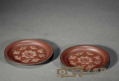清·紫砂镶铜边佛教八宝纹碟一对 1.直径：12.4cm  
2.直径：12.3cm 