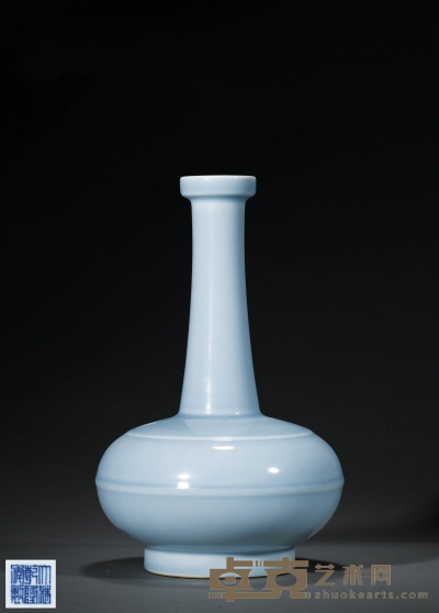 清·大清乾隆年制款天蓝釉长颈瓶 高：32.5cm