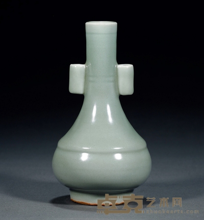 元·龙泉窑贯耳长颈瓶 高:17cm