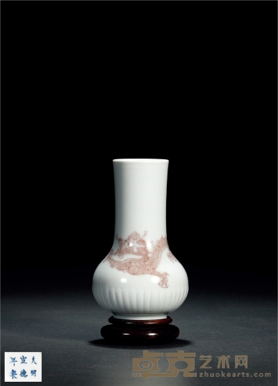 清康熙·釉里红龙纹菊瓣长颈瓶 高： 13cm