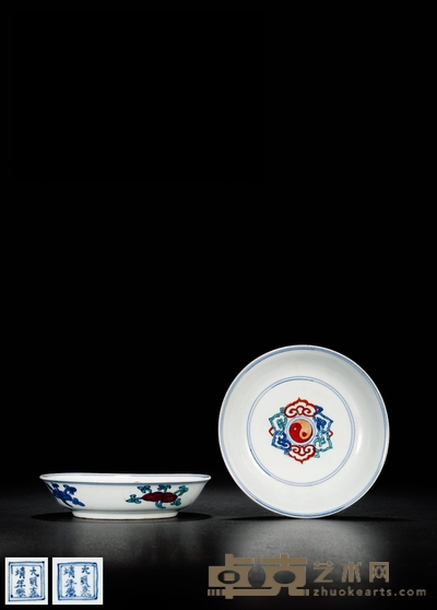 清雍正·斗彩灵芝花卉纹折腰盘(一对) 1.高:3cm 直径:13.6cm
2.高:3cm 直径:13.5cm
数量:2