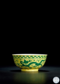 清雍正·黄地绿彩龙纹碗 