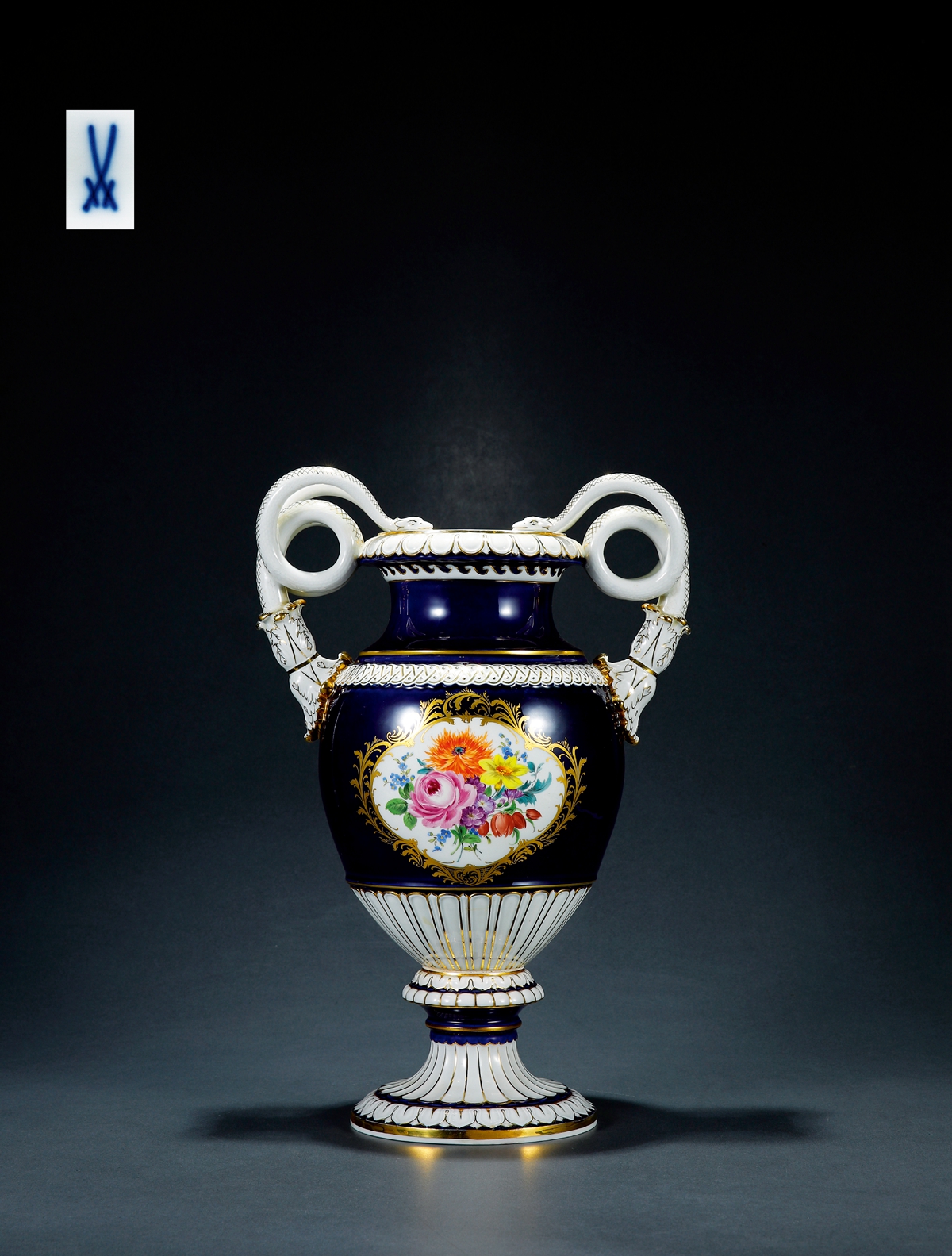 1952年制 梅森(Meissen)蓝色珐琅瓷彩绘描金花瓶