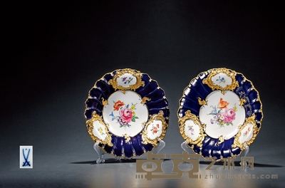 1952年制 梅森(Meissen)蓝色珐琅瓷彩绘花卉饰描金赏盘一对 直径:29cm/29cm