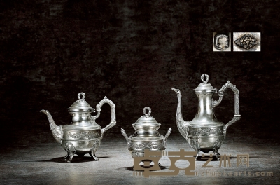 1891年制 纯银雕花咖啡茶具三件套 茶壶高：14.8 宽：10cm  咖啡壶高：18.5cm  宽：14.6cm
奶杯高：13cm  宽：17cm  总重量：808g