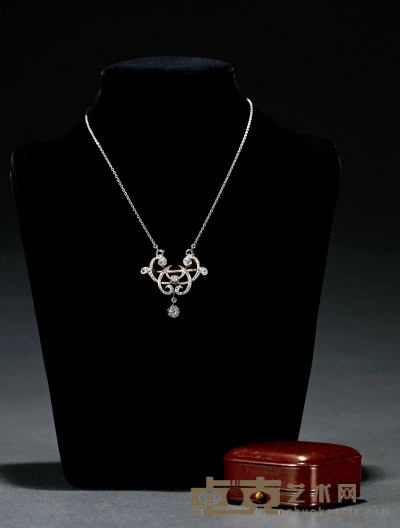 1901年制 爱德华时期卷叶纹饰钻石吊坠 3.5×3.3cm 重量：8.6g