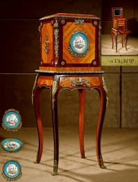 1880年制 路易十五样式铜鎏金和塞夫勒瓷板装饰缎木镶花西阿拉黄檀木珠宝柜