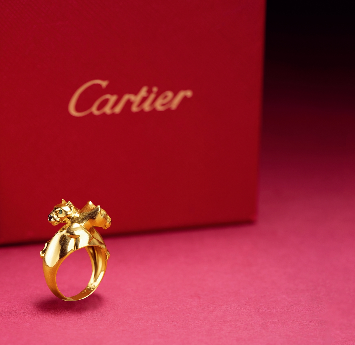 卡地亚（Cartier）Double Panther 18K黄金缟玛瑙祖母绿双豹戒指（附原盒）