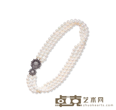 “雏菊”金镶三圈白珠项链 珍珠直径约9mm，三圈分别为44/47/50颗珍珠。项链长约47.5cm，重约155.37克