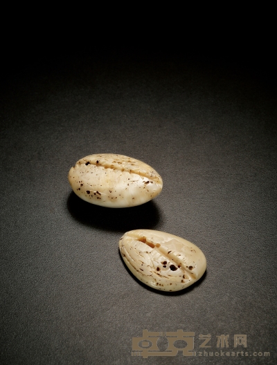 西周·大型乳黄色斜、直齿背刻三圆人面形蚌贝币一对 通长：42.6-44.8mm