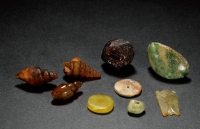 商·玉化螺币、小型翡翠及红宝原石、玉质配件一组九枚