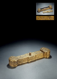 清·大清乾隆年制款铜鎏金镂空云蝠纹如意形文具盒