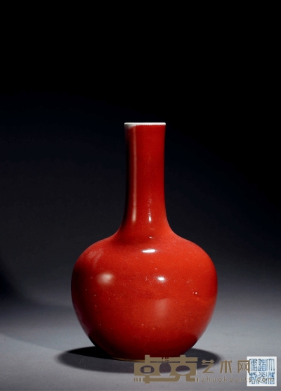 清道光·红釉天球瓶 高：33.3cm