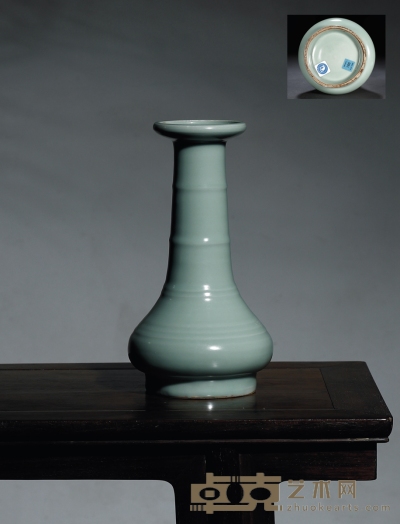 龙泉窑粉青釉七弦瓶 高：29.3cm 直径：15cm