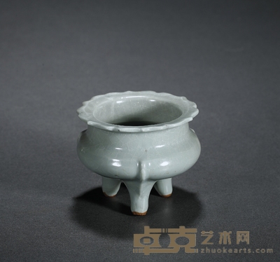 龙泉官窑花口炉 高：7.5cm 直径：9.5cm 