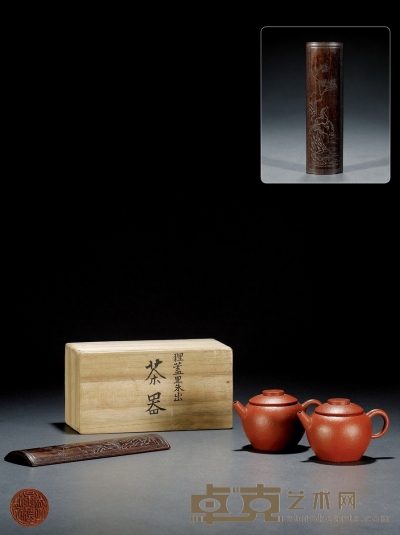 民国•吴德盛制朱泥调砂巨轮珠壶一对及茶则一件 6×10cm×2（壶）；4.8×17.3cm（茶则）