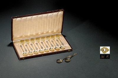 1880年制 纯银鎏金花卉饰甜点勺十八件套组