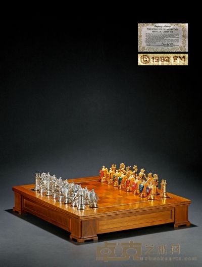 富兰克林（Franklin Mint）限量款英国皇家像章鎏金国际象棋套组 棋盘长：56cm 宽：49cm 高：8.3cm