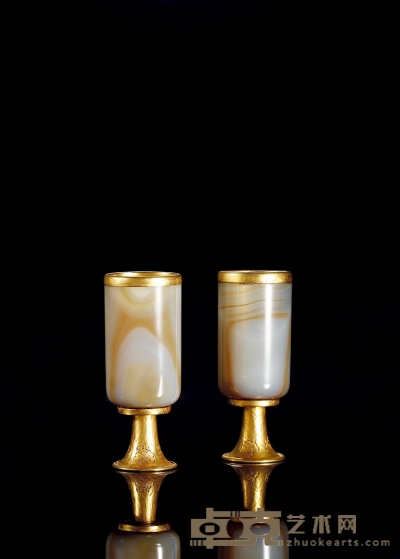明·玛瑙包银鎏金口高足杯一对 1.高：9.6cm 口径：3.9cm
2.高：9.7cm 口径：3.9cm