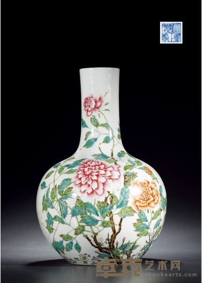 清·大清雍正年制款粉彩花卉天球瓶 高：45cm