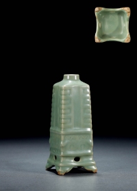 龙泉窑塔式瓶