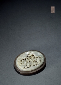 清·青白玉镂雕一鹭莲科镶银带扣