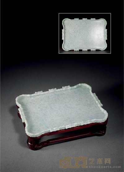 清·翡翠刻双栖图竹节纹托盘 带座高：6.8cm高：1.4cm长：24.2cm
宽：17.5cm