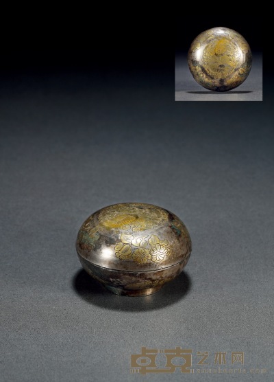 明·银鎏金錾刻花卉纹香盒 高：4.8cm 直径：7.4cm 重：133g