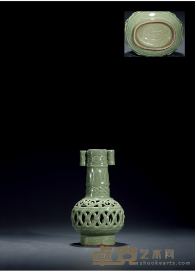 明·龙泉窑镂空瓶 高：25.3cm 直径：14.5cm