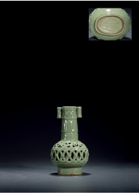 明·龙泉窑镂空瓶